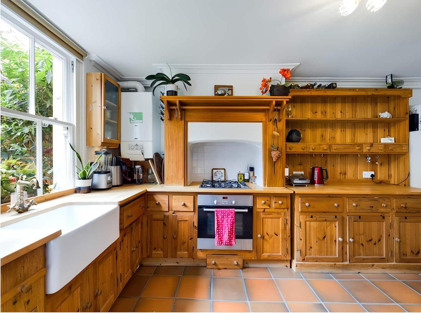 The Clapham Apartment With Private Patio Лондон Екстериор снимка